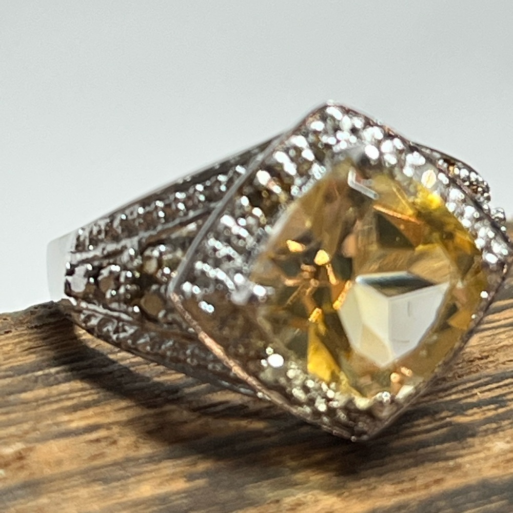 Radiant Elegance: 2.59 Carat Citrine and Diamond White Gold Ring - Picture 8 of 14